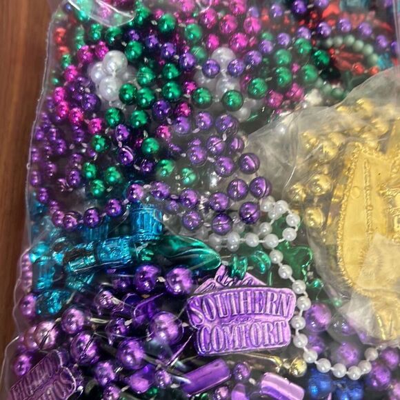 4 lbs of assorted plastic beads. - Picture 2 of 3